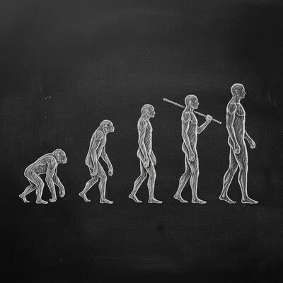 La imagen muestra la evolución humana representada como una secuencia de cinco figuras, dibujadas con tiza blanca sobre un fondo oscuro que se asemeja a una pizarra. Imagen generada con IA.