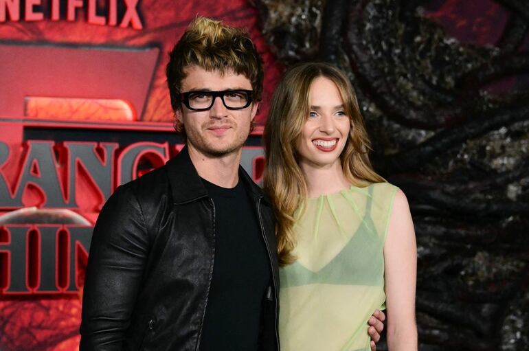La actriz estadounidense Maya Hawke y el actor y músico estadounidense Joe Keery llegaron juntitos al estreno mundial de "Stranger Things" de Netflix. (Frederic J. Brown / AFP)