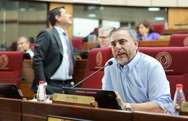 Senador Ever Villalba (PLRA), en el estadio de oradores de la Cámara de Senadores.