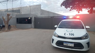 Una patrulla de la Policía Nacional protege la entrada al Deposito de la DNIT en Mariano Roque Alonso.