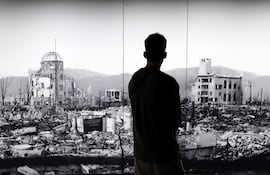 Un visitante observa una enorme fotografía de Hiroshima devastada por el primer bombardeo atómico del mundo en el Museo Memorial de la Paz de Hiroshima, Japón.