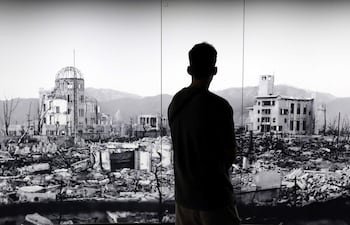 Un visitante observa una enorme fotografía de Hiroshima devastada por el primer bombardeo atómico del mundo en el Museo Memorial de la Paz de Hiroshima, Japón.