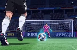 La animación japonesa muestra cuando el alemán Kai Havertz, con camiseta blanca y número 7, ejecuta un tiro penal, mientras el arquero albirrojo Orlando Gill, con uniforme rosa, espera en la portería.