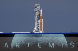 Fotografía de archivo fechada el 25 de febrero de 2026 del cohete SLS (Space Launch System) con una cápsula Orion, parte de la misión Artemis 2, siendo transportado desde la plataforma de lanzamiento 39B de regreso al Edificio de Ensamblaje de Vehículos (VAB) de la NASA en el Centro Espacial Kennedy en Titusville, Florida (EE.UU.).