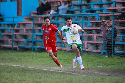 Fernando Páez intenta dejar atrás la marca del lateral Edison Mercado. (Foto: APF)