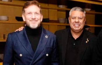 Claudio “Chiqui” Tapia junto con Alejandro Domínguez.