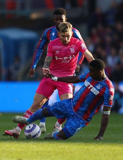 Julio Enciso disputa el balón con Marc Guéhi, del Crystal Palace.