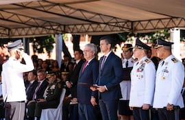 El presidente Santiago Peña con el ministro del Interior, Enrique Riera, en la ceremonia de Egreso de la Septuagésima Tercera Promoción de Oficiales Ayudantes de la Policía Nacional.