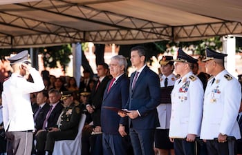 El presidente Santiago Peña con el ministro del Interior, Enrique Riera, en la ceremonia de Egreso de la Septuagésima Tercera Promoción de Oficiales Ayudantes de la Policía Nacional.
