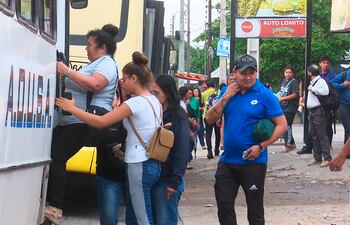 Asuncenos pierden hasta dos horas de su día para llegar a sus trabajos.