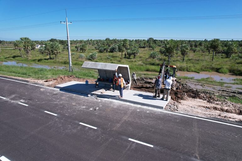 Las obras de la ruta Transchaco incluyeron la construcción de refugios para paradas de colectivos.