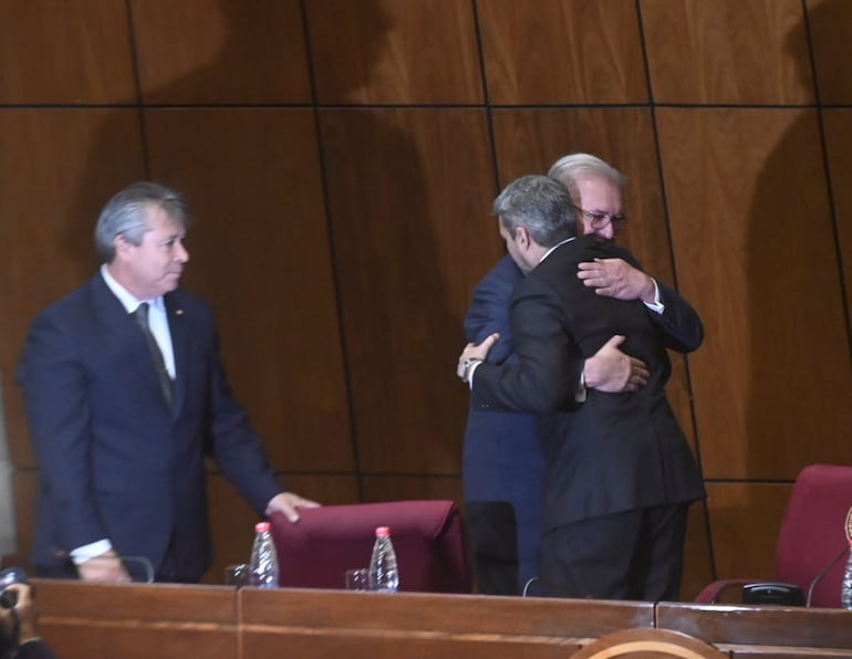El nuevo fiscal general del Estado, Emiliano Rolón, se abraza con el presidente de la República, Mario Abdo Benítez, luego de jurar.