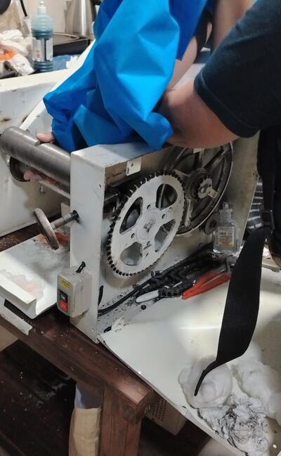 Una trabajadora sufrió un accidente al quedar con la mano atrapada en una máquina de masa.