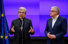 El presidente de la Conferencia Episcopal, Luis Argüello (i), y el presidente de la Conferencia Española de Religiosos (CONFER), Jesús Díaz Sariego (d), tras la firma con el ministro de la Presidencia, Justicia y Relaciones con las Cortes, Félix Bolaños, de un acuerdo para la creación de una nueva vía, a través del Defensor del Pueblo, para la reparación de víctimas de abusos sexuales en el ámbito de la Iglesia católica para las que ya no es posible la vía judicial.