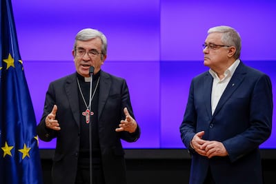 El presidente de la Conferencia Episcopal, Luis Argüello (i), y el presidente de la Conferencia Española de Religiosos (CONFER), Jesús Díaz Sariego (d), tras la firma con el ministro de la Presidencia, Justicia y Relaciones con las Cortes, Félix Bolaños, de un acuerdo para la creación de una nueva vía, a través del Defensor del Pueblo, para la reparación de víctimas de abusos sexuales en el ámbito de la Iglesia católica para las que ya no es posible la vía judicial.