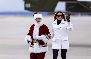 La primera dama de Estados Unidos, Melania Trump, y Papá Noel llegaron juntos a la Base del Cuerpo de Marines en Quantico.