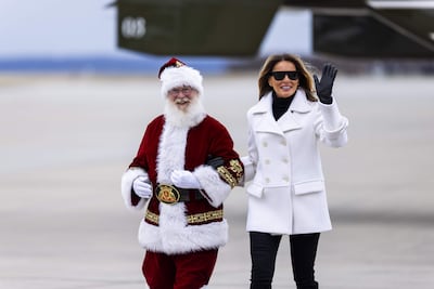 La primera dama de Estados Unidos, Melania Trump, y Papá Noel llegaron juntos a la Base del Cuerpo de Marines en Quantico.