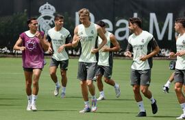 Jugadores del Real Madrid participan en un entrenamiento este lunes, en The Gardens North County District Park de Palm Beach, Florida (Estados Unidos).