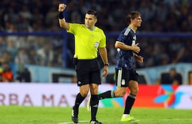 Derlis López, durante el partido amistoso que dirigió anoche entre Argentina y Mauritania, pitará el próximo 8 de abril el duelo entre Cusco y Flamengo, por Copa Libertadores. (AFP).