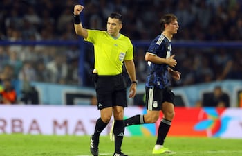 Derlis López, durante el partido amistoso que dirigió anoche entre Argentina y Mauritania, pitará el próximo 8 de abril el duelo entre Cusco y Flamengo, por Copa Libertadores. (AFP).