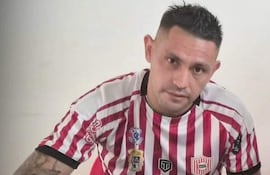 Alex Junior Álvarez Rojas (28 años), durante la firma de contrato con el Sportivo San Lorenzo.