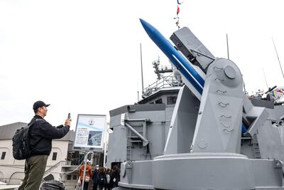 Un lanzador MK-13 para misiles SM-1 se observa en la cubierta de la fragata de la armada taiwanesa ROCS Cheng Kung durante una jornada de puertas abiertas al público en el puerto de Keelung el 17 de marzo de 2025.