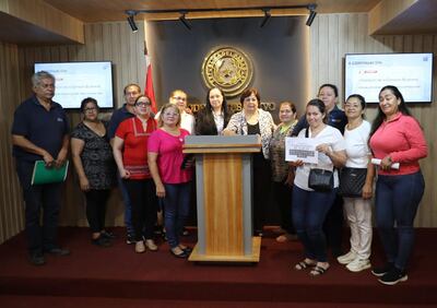 Las senadoras Esperanza Martínez (PPC) y Yolanda Paredes junto al Gremio de Enfermería del IPS.