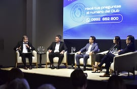 Conversatorio realizado ayer y del cual participaron Alberto Acosta Garbarino, presidente de DENDE y Banco Familiar; César Paredes, presidente de Cadiem Fondo de Inversiones; Jorge Bernardes, presidente del Club de Ejecutivos; Stella Guillén, presidenta de la AFD; y Víctor González Acosta, presidente de World Trade Center y de Capitalis S.A.