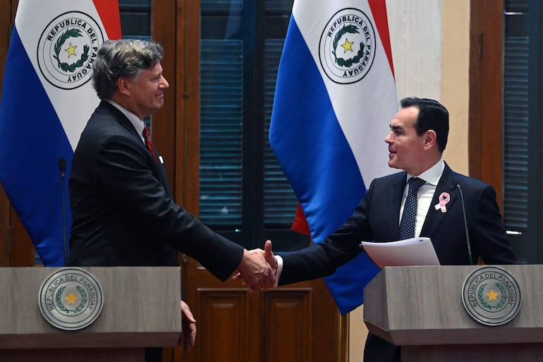 Christopher Landau y Rubén Ramírez Lezcano, esta mañana en Palacio de López. (Photo by DANIEL DUARTE / AFP)
