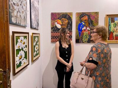 Personas observan algunas de las obras que conforman la muestra "Expresiones" en el Centro Cultural de la República El Cabildo.