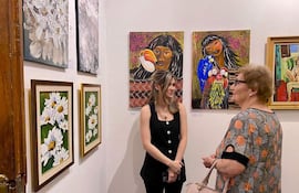 Personas observan algunas de las obras que conforman la muestra "Expresiones" en el Centro Cultural de la República El Cabildo.