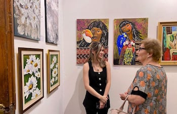 Personas observan algunas de las obras que conforman la muestra "Expresiones" en el Centro Cultural de la República El Cabildo.