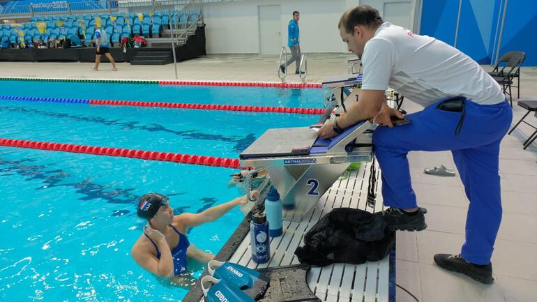 La nadadora Astrid Caballero (18 años) recibe instrucciones del profesor José Lobo durante la práctica en el Centro Acuático.