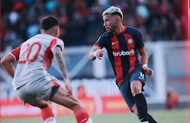 El paraguayo Iván Leguizamón (d), jugador de San Lorenzo.