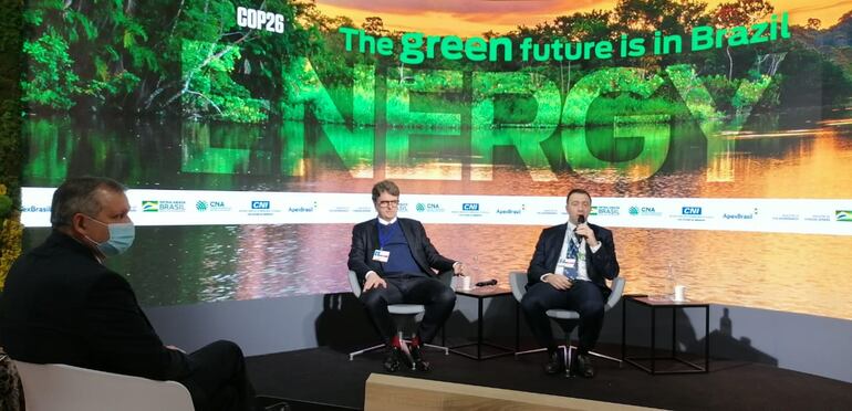 De perfil, el ministro de Agricultura y Ganadería de nuestro país, Ing. Santiago Bertoni, durante la ponencia de empresario Erasmo Battistela, en el foro climático mundial de la ONU, en Glasgow, Escocia.
