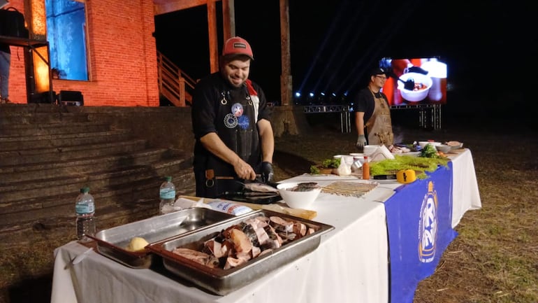 Ricardo Daniel Figueredo, prepara sus especialidades el chupín de surubí y el caldo de mandi´í.