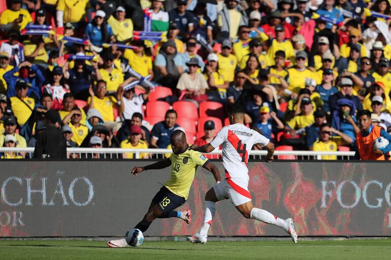 Enner Valencia (i), jugador de Ecuador, domina el balón en el partido frente a Perú por la octava fecha de las Eliminatorias Sudamericanas 2026 en el estadio Rogelio Paz Delgado, en Quito, Ecuador.