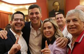 El seccionalero José Jara Rojas (remera roja a la derecha) junto a la senadora Lizarella Valiente, el presidente Santiago Peña y el diputado Raúl Latorre.