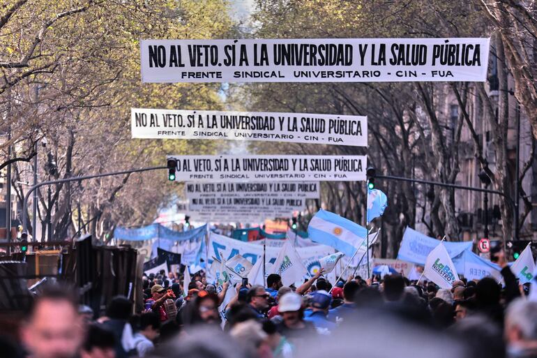 Personas se manifiestan en defensa de la educación pública superior y la salud pediátrica este miércoles, en Buenos Aires (Argentina).