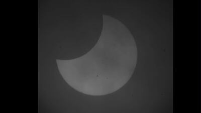 Fotografía en blanco y negro del eclipse parcial solar visto desde Nueva Zelanda, este lunes. Los habitantes de Nueva Zelanda y de algunos países insulares del Pacífico pudieron apreciar este lunes un eclipse parcial solar, que tardó más de cuatro horas en completarse.