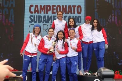 Las integrantes de la selección nacional femenina que subieron en la cima sudamericana ayer.