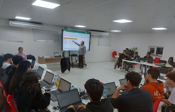 Alumnos del SNPP, participan de una clase de informática.