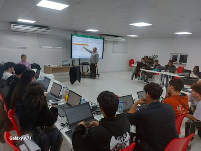 Alumnos del SNPP, participan de una clase de informática.