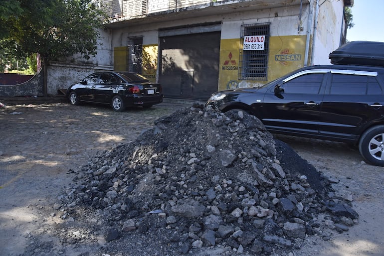 Escombros en zona de obra del desagüe pluvial del Abasto, sobre avenida Eusebio Ayala.