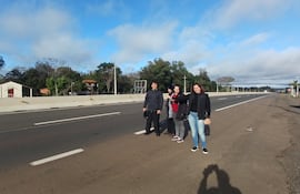 Vecinos muestran el sitio donde quieren un acceso y salida de sus comunidades.