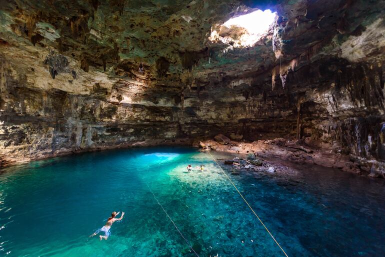 Cenote Samula Dzitnup cerca de Valladolid, Yucatán, México.