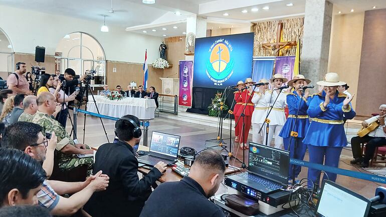 Las Paraguayas ofrecieron un adelanto de lo que será la Serenata guasu en la víspera de la Inmaculada Concepción de María. Con los portentosas voces interpretaron la polca Virgencita de Caacupé y una selección de temas de Luis Alberto del Paraná.