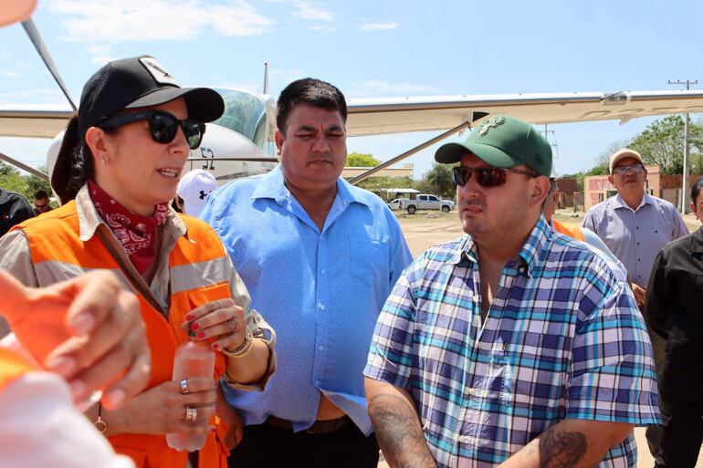 Claudia Centurión, al costado del avion que lo llevo hasta Carmelo Peralta