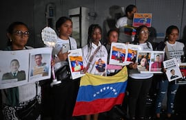 Familiares asisten a una manifestación exigiendo la liberación de presos políticos frente al edificio El Helicoide, sede del Servicio Bolivariano de Inteligencia Nacional (SEBIN), en Caracas.