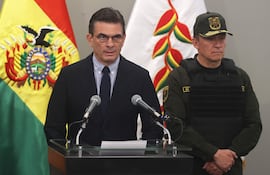 El presidente de Bolivia, Rodrigo Paz, y a su lado el comandante general de la Policía Boliviana, Mirko Sokol, tras la captura de Sebastián Marset.